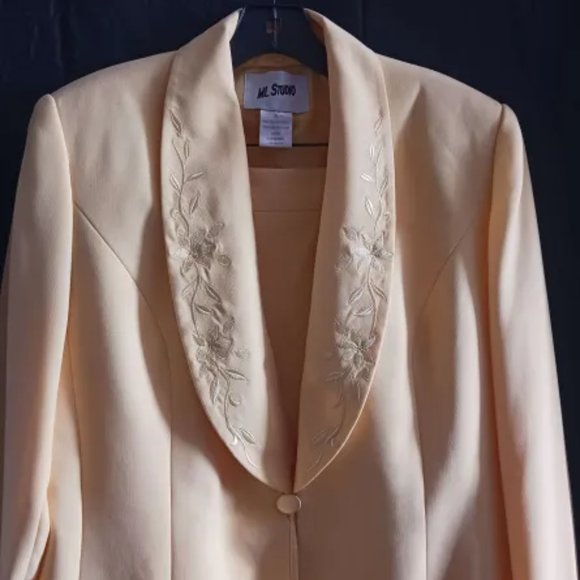 Women's two piece suit - Picture 3 of 8